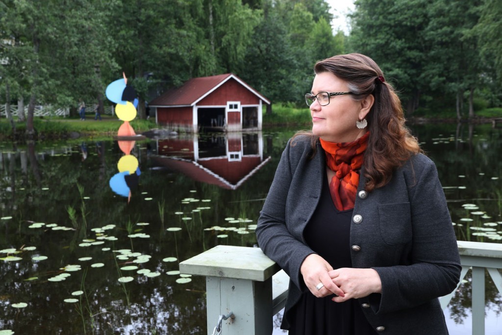 Tekstiilitaiteilija Helena Vaari Taidekeskus Salmelassa Mäntyharjulla 6. elokuuta 2015.